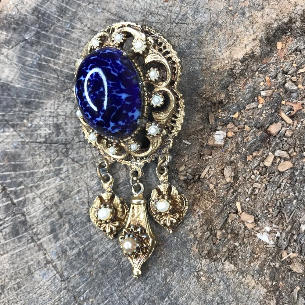 Vintage 70s pin blue flecked glass stone gold tone